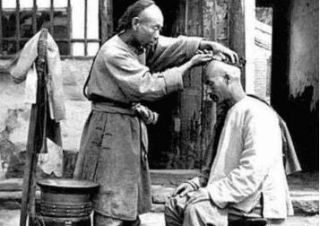 Barbero Afeitando la Cabeza - La Imposición del Biànzi, la Trenza Manchú