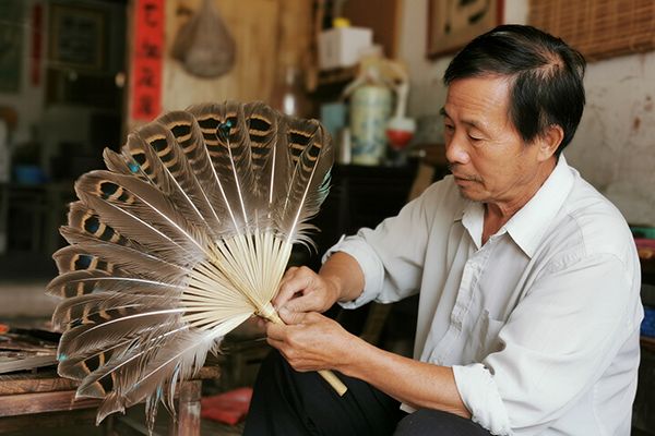 El Abanico de Kungfu como Arma: Mito o Realidad Creacion abanico plumas - El Abanico de Kungfu como Arma: Mito o Realidad